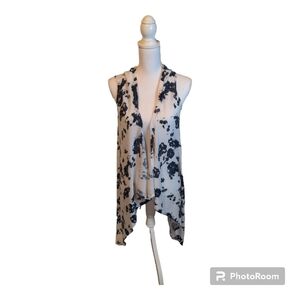 oneA SLEEVELESS LIGHTWEIGHT SWEATER FLORAL Layered Chic Look